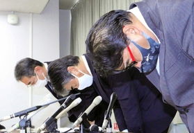 ＵＳＢを紛失した事について謝罪する委託業者「ＢＩＰＲＯＧＹ」の幹部ら＝６月２４日、尼崎市役所