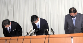 尼崎全市民の個人情報入りＵＳＢの紛失事案について謝罪するビプロジ－社幹部＝尼崎市役所