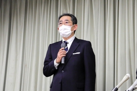 尼崎全市民の個人情報入りＵＳＢの紛失事案について謝罪するビプロジ－社の平岡昭良社長＝尼崎市役所