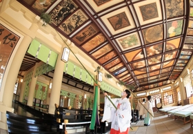 天井画が並ぶ拝殿で行われた恒例のすす払い＝１３日午前、神戸市中央区多聞通３（撮影・小林良多）