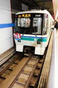 細長いプレートが敷かれた軌道を走る神戸市営地下鉄海岸線の車両＝神戸市兵庫区浜中町１、市営地下鉄海岸線御崎公園駅