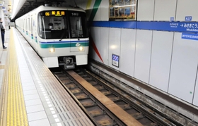 細長いプレートが敷かれた軌道を走る神戸市営地下鉄海岸線の車両＝神戸市兵庫区浜中町１、市営地下鉄海岸線御崎公園駅