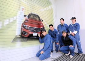 自動車の塗装に用いるエアブラシを使って巨大アートを完成させた金属塗装コースの学生ら＝姫路市市之郷