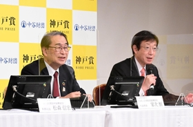 記者会見に臨む家次恒・中谷医工計測技術振興財団代表理事（左）と久元喜造・神戸市長＝１４日午後、神戸市中央区港島中町６、神戸ポートピアホテル（撮影・坂井萌香）