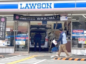コンビニ店に正面から突っ込んだ乗用車＝１１月２６日、神戸市西区福吉台１