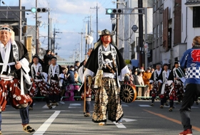 赤穂義士祭で大石内蔵助役の俳優中村雅俊さんを中心にゆっくりと歩を進める義士行列＝１４日午後、赤穂市内（撮影・大山伸一郎）