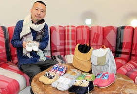 兵庫産の皮革と播州織を組み合わせて作られた乳幼児用の靴とリュック＝東京都町田市大蔵町
