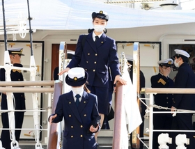 ３月に三つ目の乗船実習を終え、練習帆船「海王丸」から下船する桜井奈津子さん＝神戸市中央区波止場町