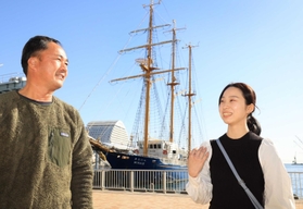 帆船「みらいへ」の小原朋尚船長（左）に感謝の気持ちを伝える桜井奈津子さん＝神戸市中央区波止場町
