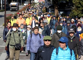 避難路などを確認しながら街を歩くメモリアルウォークの参加者ら＝２０１９年１月１７日、神戸市中央区多聞通３