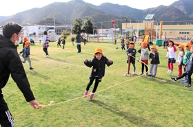 豊かな自然に囲まれた環境で遊ぶ認定こども園あおがきの園児＝丹波市青垣町沢野