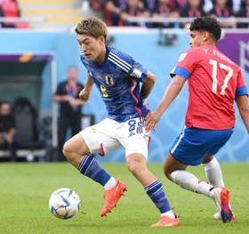 カタールＷ杯のコスタリカ戦でプレーする堂安律＝１１月２７日、アハマド・ビン・アリ・スタジアム