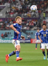 カタールＷ杯のスペイン戦で攻め込む堂安律＝２日、ハリファ国際スタジアム