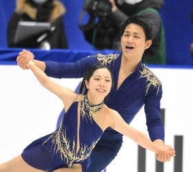 ＮＨＫ杯国際フィギュアで演技する三浦璃来、木原龍一組＝１１月１８日、札幌市の真駒内セキスイハイムアイスアリーナ