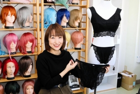 「男女兼用」の下着の開発に携わった安木早苗さん＝明石市相生町２