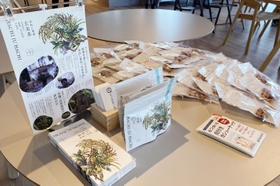 中間報告の会場には参加企業の商品紹介もあった＝アンカー神戸