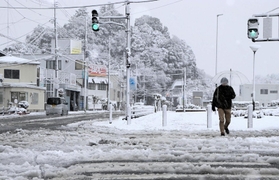 今季初積雪となった朝、駅前は一面白く染まった＝１８日午前、ＪＲ豊岡駅前（撮影・丸山桃奈）