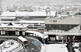 一面が白く染まったＪＲ豊岡駅前の市街地＝１８日午前、豊岡市大手町（撮影・丸山桃奈）