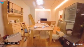 大地震に伴い、居住空間で本や家具が散乱する映像（防災科学技術研究所提供）