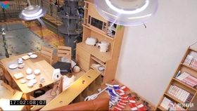 大地震に伴い、居住空間で本や家具が散乱する映像（防災科学技術研究所提供）