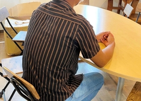 働いていた実習先から失踪し、神戸の外国人向けシェルターに身を寄せたモハマッドさん（仮名）＝神戸市長田区神楽町３