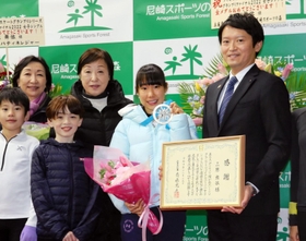 金メダルを手に、斎藤元彦知事（右端）や後輩スケーターらと記念写真に納まる三原舞依選手（右から２人目）＝尼崎市扇町
