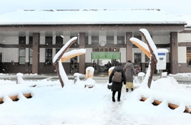 兵庫県北部では断続的に雪が降り続いた＝１９日午前、ＪＲ城崎温泉駅（撮影・岡本好太郎）