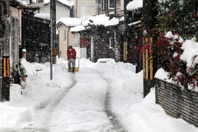 兵庫県香美町の沿岸部では路地にも雪が積もった＝１９日午後、同町香住区一日市（撮影・長谷部崇）