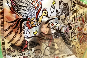 アクリル板に絵を描く橋本薫さん。「コロナ禍の負の遺産の活用はＳＤＧｓにもつながる」＝神戸市中央区小野柄通８