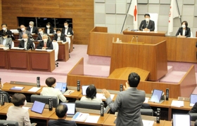 本会議場で泉房穂・明石市長の言動をただす市議（手前）＝明石市議会