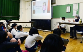 浅井鈴子さん（右）から話を聞く５年生＝西灘小学校（撮影・中西幸大）