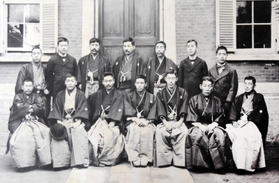 加島銀行の行員の集合写真。１９００（明治３３）年の１月１日に撮影された＝神戸市灘区六甲台町