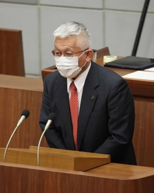 明石市議への暴言などについて明石市議会で謝罪し、市長退任の意向を表明した明石市の泉房穂市長＝１０月１２日、明石市中崎１