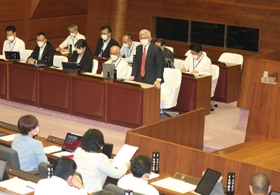 明石市議会に出席した泉房穂市長（中央）＝１０月１２日、明石市中崎１