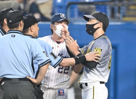 阪神対ヤクルト戦の５回、サイン盗みの疑惑をかけられ、審判に呼ばれ話し合う阪神の矢野監督（右端）と高津監督＝２０２１年７月６日