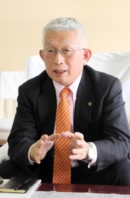 インタビューに応じる泉房穂明石市長＝明石市中崎１、明石市役所