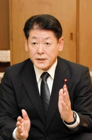 インタビューに応じる榎本和夫明石市議会議長＝明石市中崎１、明石市議会