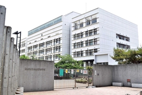 尼崎市立尼崎高校＝２０１９年５月、尼崎市上ノ島町１