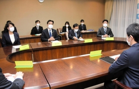 「災害援護資金」について、返済額への財政支援を斎藤元彦知事（右端）に要望する尼崎、西宮、芦屋、淡路市長＝２２日午後、兵庫県庁