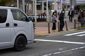 信号機のない横断歩道で、歩行者を前に一時停止した車＝神戸市内
