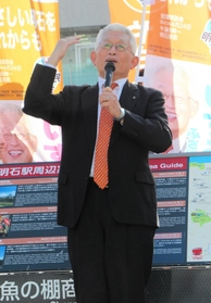 来春の市議選で擁立する立候補予定者を発表した後、駅前で演説する泉房穂市長＝明石市大明石町１