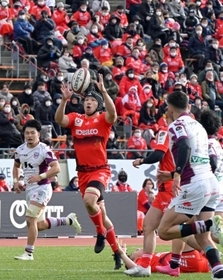 今季初のホーム戦で躍動する神戸の選手ら＝２４日午後、神戸市須磨区、ユニバー記念競技場