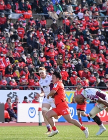 今季初のホーム戦で躍動する神戸の選手ら＝２４日午後、神戸市須磨区、ユニバー記念競技場