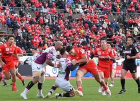 今季初のホーム戦で躍動する神戸の選手ら＝２４日午後、神戸市須磨区、ユニバー記念競技場