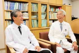 甲状腺疾患の治療研究で世界をリードしてきた隈病院の宮内昭３代目院長（現名誉院長）＝右＝と、赤水尚史現院長＝神戸市中央区下山手通８、隈病院