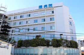 現在の隈病院。外来エリアや専用治療室を増設する工事が進んでいる＝神戸市中央区下山手通８、隈病院