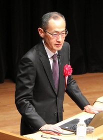 自身の神戸大医学部時代やｉＰＳ細胞研究の軌跡を語った山中伸弥京都大教授＝神戸ポートピアホテル