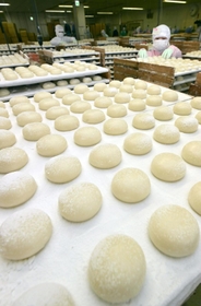 今年が最後。急ピッチで製造が進む正月用の餅＝２６日午前、神戸市東灘区向洋町西２