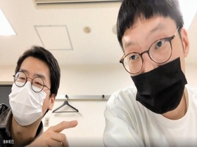オンライン取材を受ける男性ブランコの２人