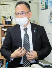 取材に応じる小西隆紀県議＝丹波篠山市魚屋町